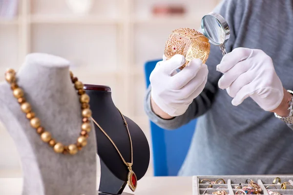 How to Become a Jeweller