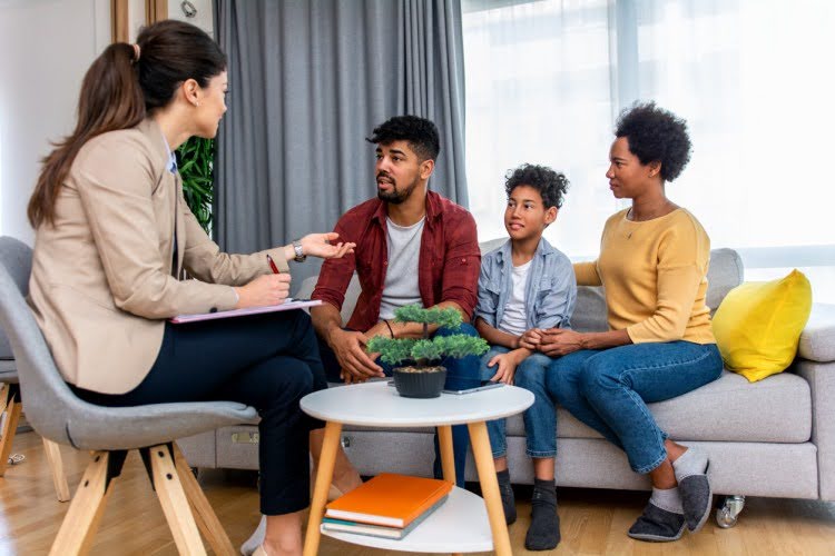 What is the Difference Between a Family Support Worker and a Social Worker