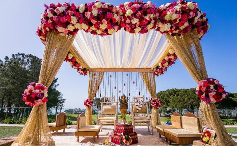 How to Become a Wedding Planner f
